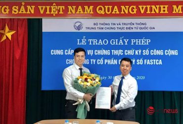 Ông Lã Hoàng Trung (bên phải), Giám đốc Trung tâm Chứng thực điện tử Quốc gia trao giấy phép cho đại diện FastCA. Ảnh: Duy Vũ