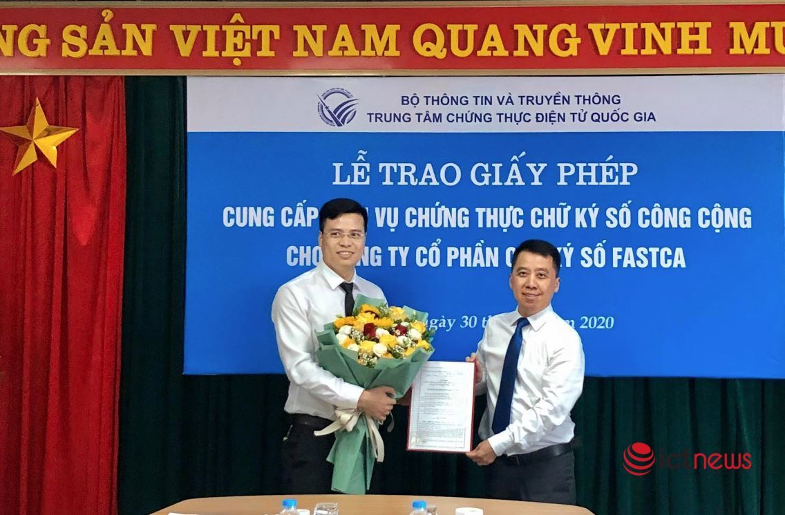 Ông Lã Hoàng Trung (bên phải), Giám đốc Trung tâm Chứng thực điện tử Quốc gia trao giấy phép cho đại diện FastCA. Ảnh: Duy Vũ